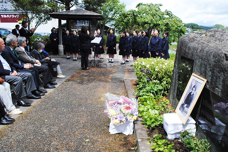盛岡第二高校音楽部の合唱の中で行われた大西民子碑前祭＝9日、盛岡市本町通り