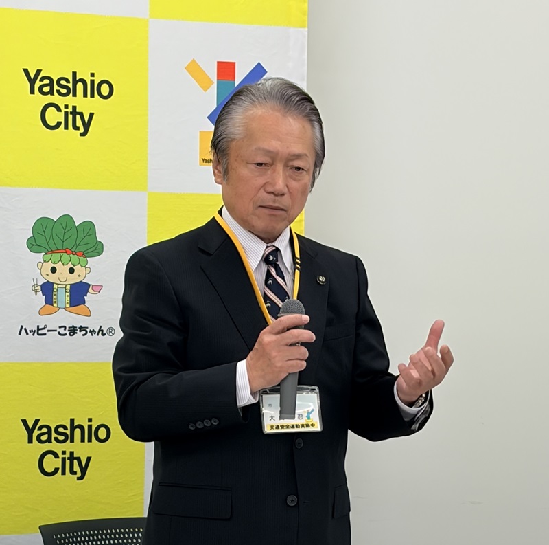 会見で説明する大山忍八潮市長