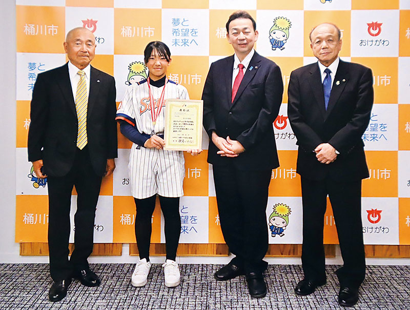 ソフトボールの都道府県対抗全日本中学生大会で準優勝し、桶川市の小野克典市長（右から2人目）を表敬した野原咲樹選手。右端は岩田泉教育長、左端は大木俊夫会長（提供）