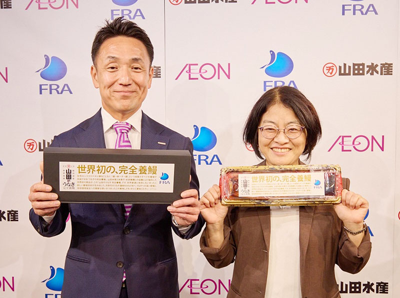 完全養殖ウナギの安定供給に意欲を見せるイオンの土谷美津子副社長（右）と山田水産の山田信太郎社長