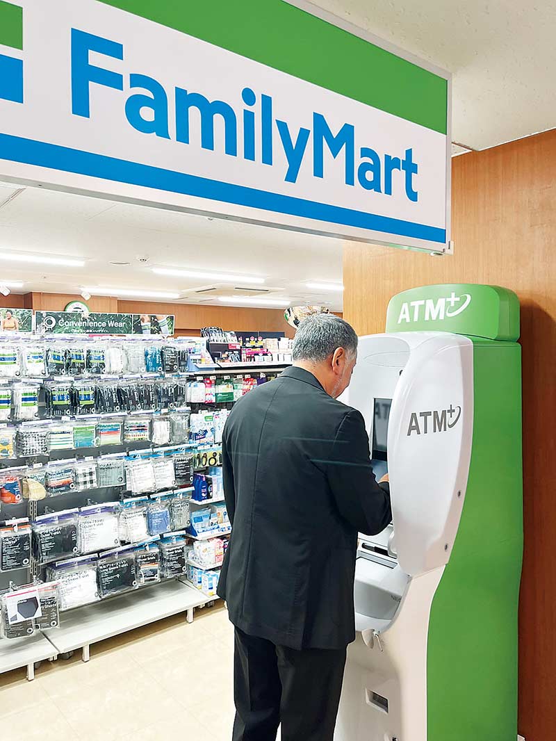 セブン銀行の端末が設置された店舗＝1日、戸田市役所