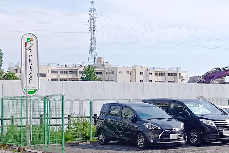義務教育学校の建設予定地。後方は市立沼影小学校=2026年6月1日、さいたま市南区