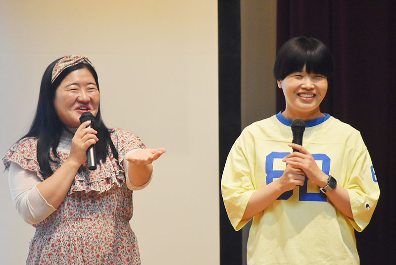 介護職員などにエールを送った「ガンバレルーヤ」のよしこさん（左）とまひるさん＝1日午後、さいたま市浦和区の県民健康センター