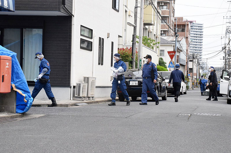 男の自宅へ家宅捜索に入る県警の捜査員ら＝2日午前9時11分、川口市飯原町