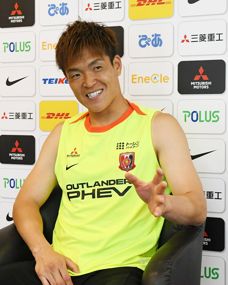 トレーニング後、日本代表の鈴木彩艶にエールを送る浦和の西川周作