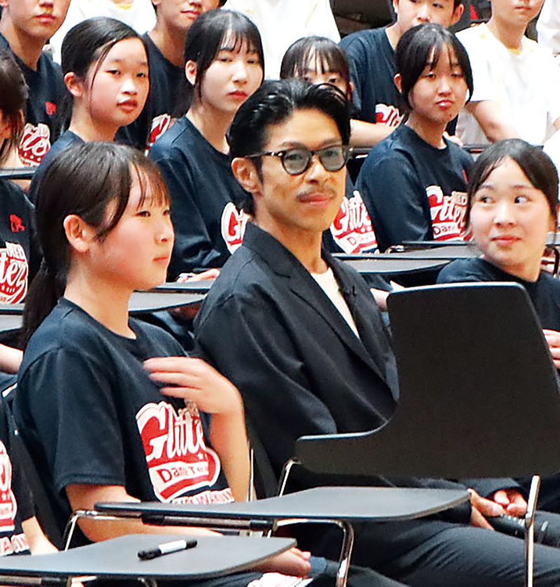 特別顧問に就任したMATSUさん（中央）