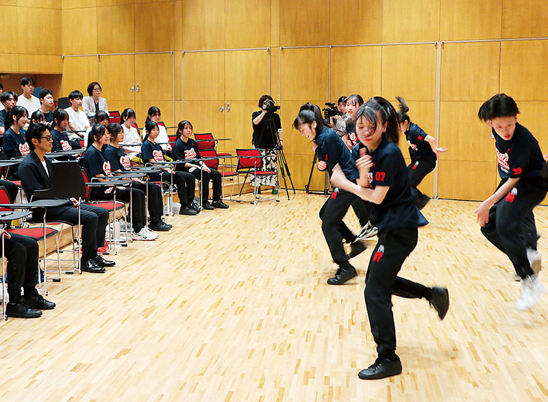 MATSUさん（左端）の前でダンスを披露する部員ら＝2日、さいたま市緑区の浦和学院中学校