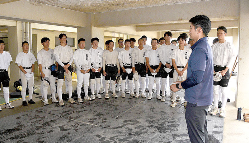 野球部員に追悼親善試合の意義を話す富田大貴監督（右手前）