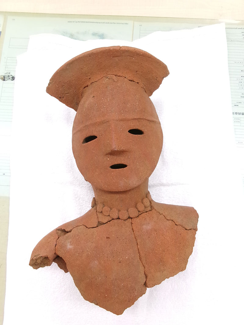 生出塚遺跡の粘土採掘坑から出土した巫女（みこ）の埴輪