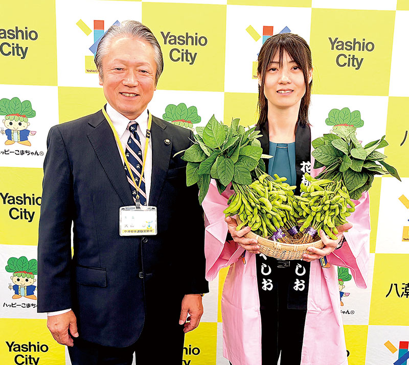 朝採れの枝豆をPRする大山忍市長（左）と都市農業課の職員