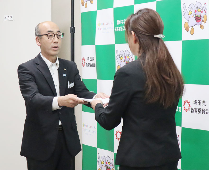 第三者委員会の設置を求め、知事宛ての要請書を手渡す保護者＝8日午後、県庁