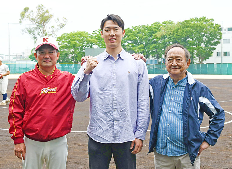 カブスとマイナー契約を結んだ三河吉平投手（中央）と高校時代の恩師の本多利治前監督（右）、植竹幸一監督＝7日、春日部共栄高校野球場
