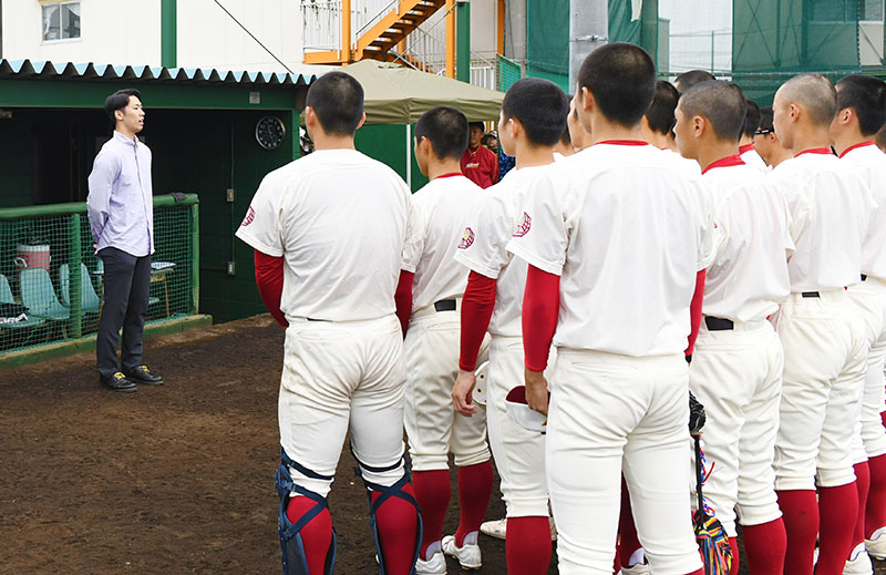 春日部共栄高校の野球部員たちの前で話す三河吉平投手