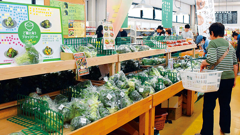 当日収穫された深谷ブロッコリーの販売を行う道の駅おかべ＝深谷市岡