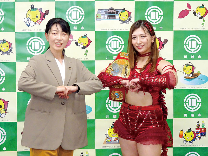 森田初恵市長（左）とポーズを取る青野未来選手＝9日午前、川越市役所
