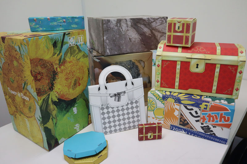 ハンドバッグや宝箱などさまざまなデザインと形の段ボール製品