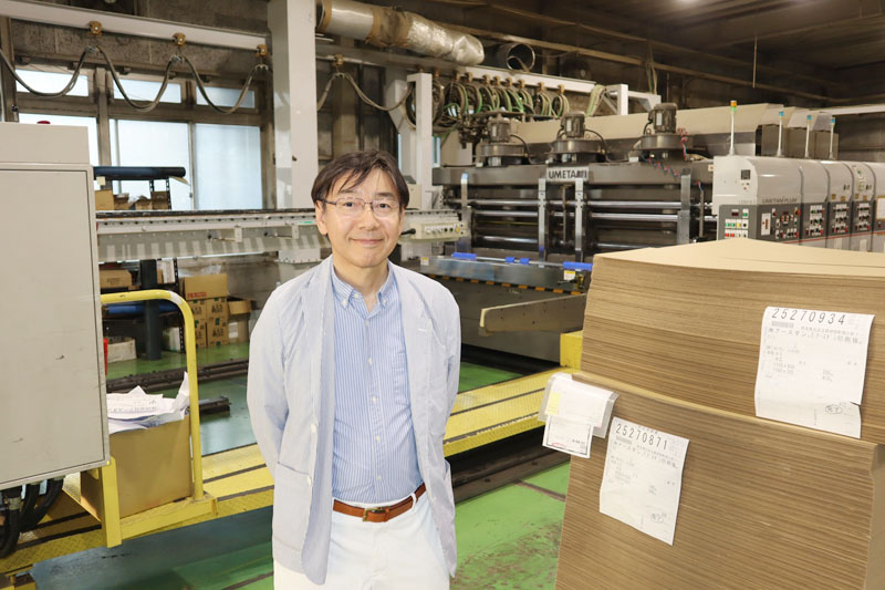 「段ボールはまだまだ可能性がある」と話す奧田敏光社長＝伊奈町西小針の「アースダンボール」