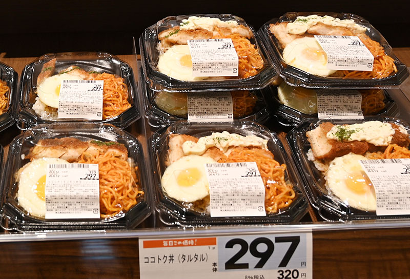 目玉商品の一つ、320円の「ココトク！モリモリ弁当」