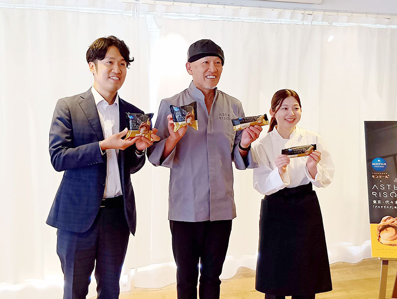 新商品を監修した和泉光一シェフ（中）と、開発を担当したモンテールの上総壮介さん（左）、本庄有樹乃さん