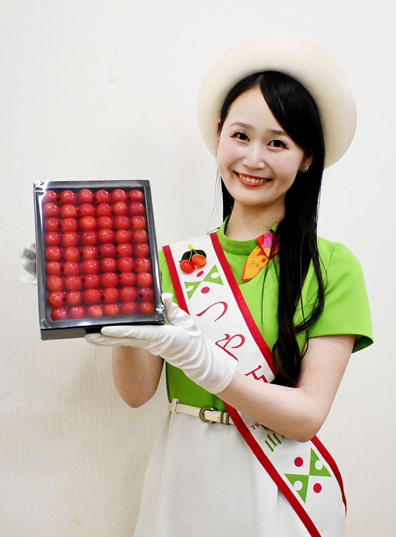 「山形県の観光と物産展」をPRするつや姫レディの佐藤絵理奈さん