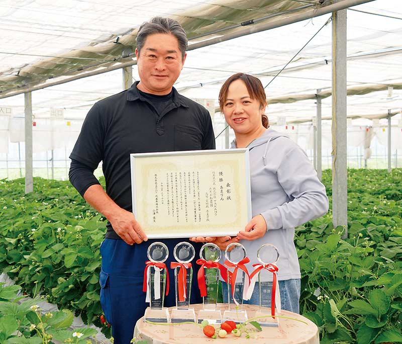 「奥さんがいなければ今の私はいない」と感謝を示す、ただかね農園の高野宏昭さん（左）と、妻の奈美子さん＝17日、秩父市下吉田