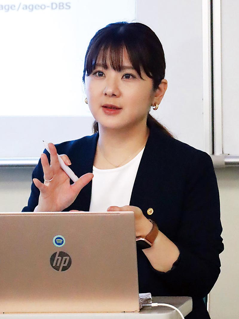 施行まで半年となった日本版DBS「こども性暴力防止法」への事業者の心構えを伝える行政書士の入沢絵里奈さん＝上尾市二ツ宮の上尾公民館会議室
