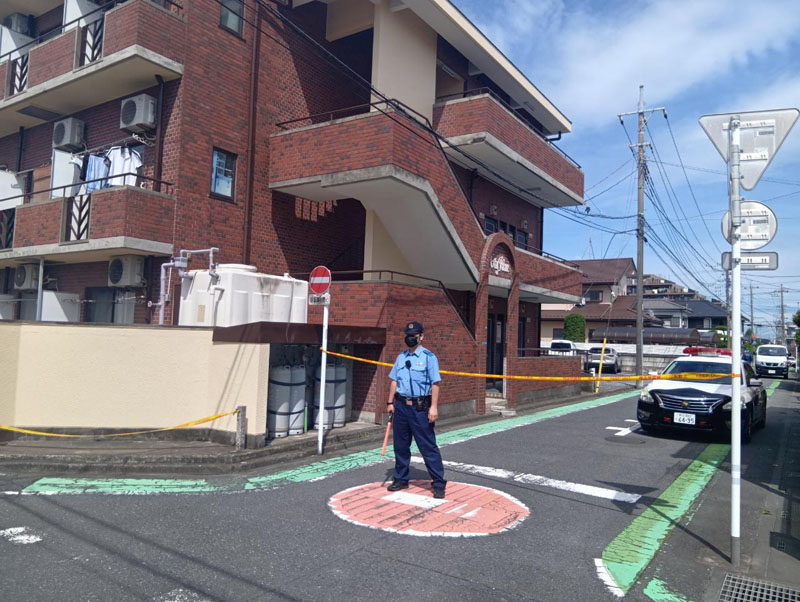 死亡した女性が見つかった鴻巣市東2丁目の集合住宅（左）＝22日午前
