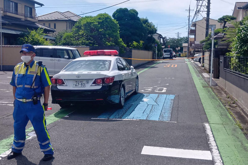 現場周辺を規制する鴻巣警察署の警察官＝22日午前