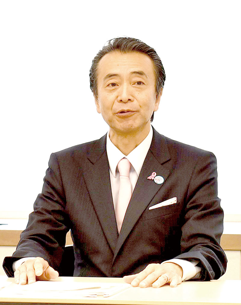 埼玉県人会13代目会長に就任した福岡聡氏＝11日午後、東京都内