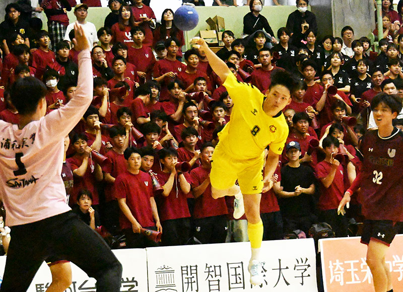 男子決勝　浦和学院―浦和実　後半、浦和学院・大村がシュートを放つ