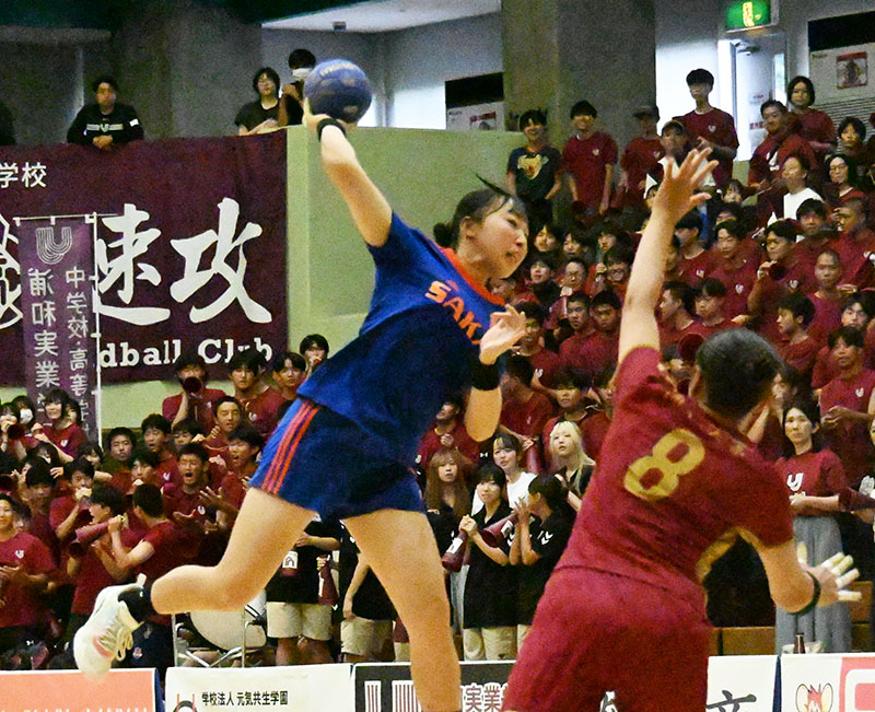 女子決勝　浦和実―埼玉栄　後半、埼玉栄・田代がシュートを放つ