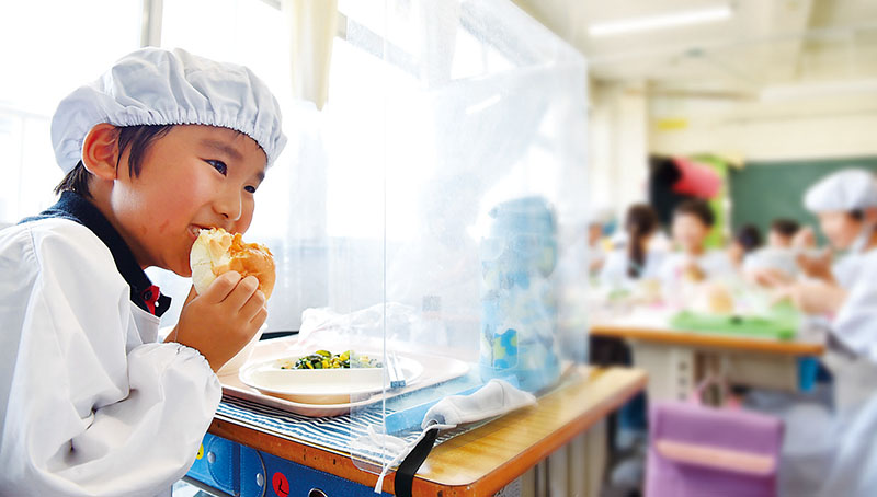 乳成分不使用パンを食べる武田陽翔さん＝17日午後、さいたま市立大成小学校