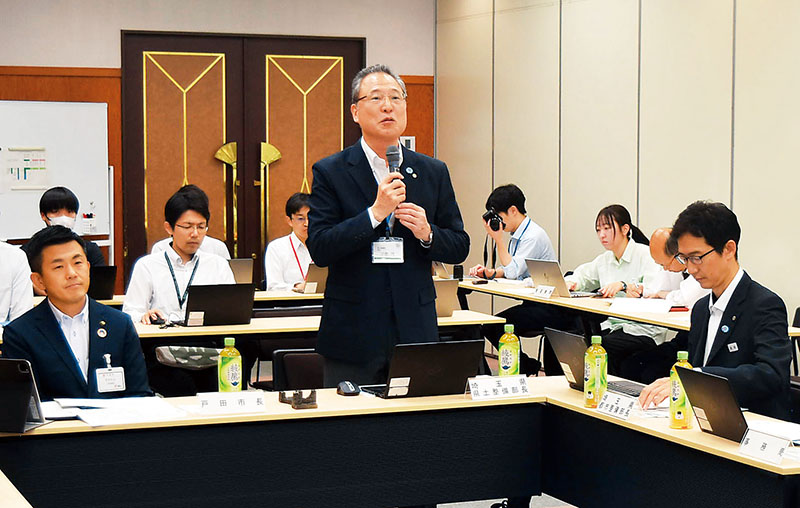 「第1回笹目川流域水害対策協議会」であいさつする小島茂県土整備部長（手前左から2人目）