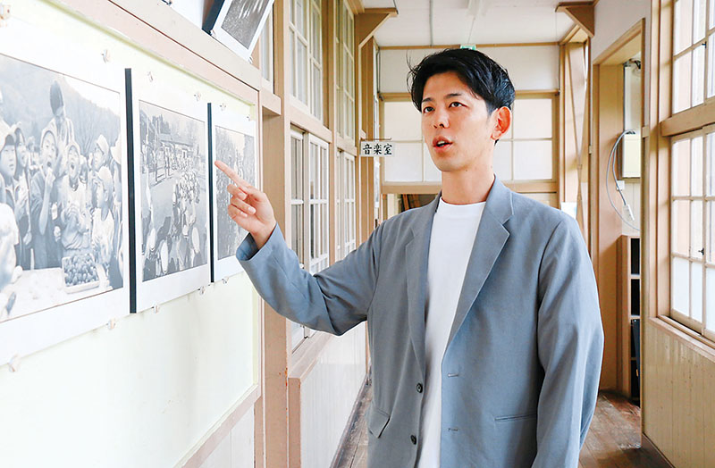旧下里分校の歴史について解説する小田穂さん＝6月、小川町下里