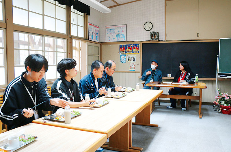 ツアーで分校出身の管理人の話を聞く参加者ら＝5月24日、小川町下里