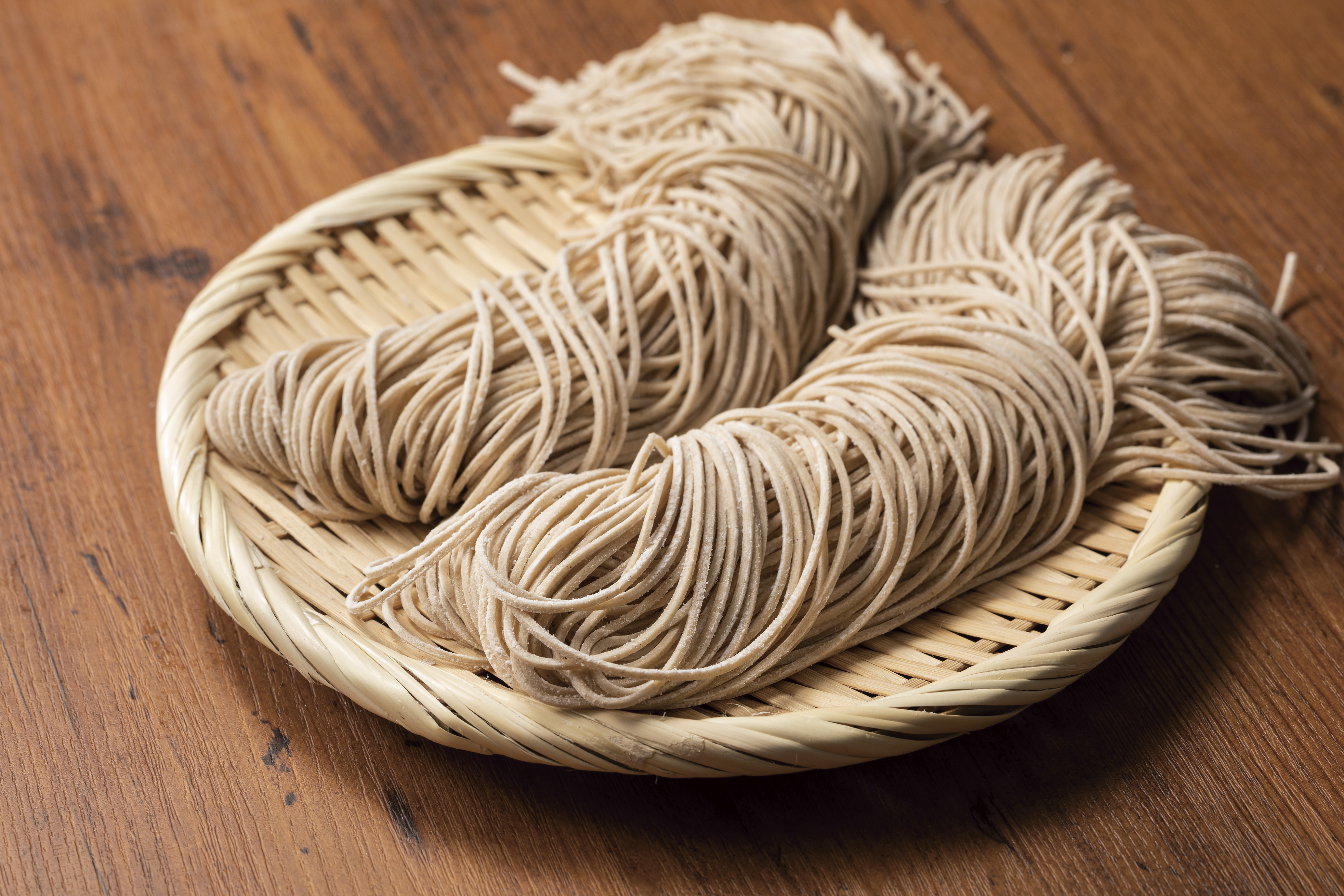 「山田うどん」の生そば（同社提供）
