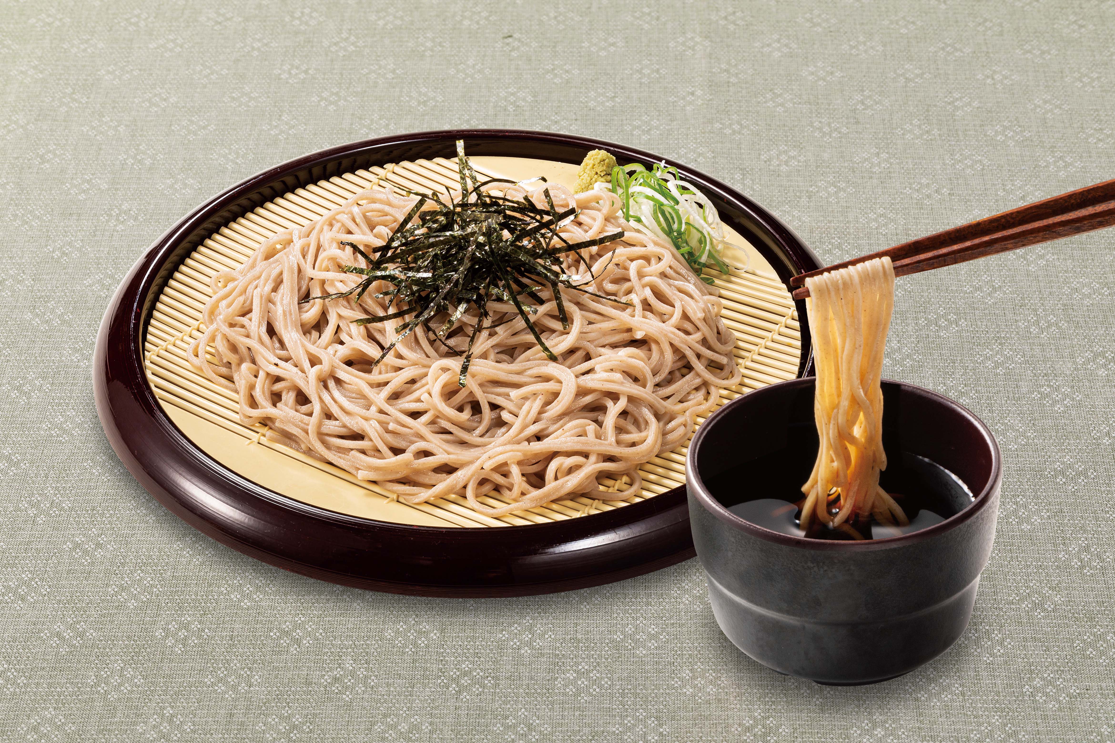 「山田うどん」のざるそば（同社提供）