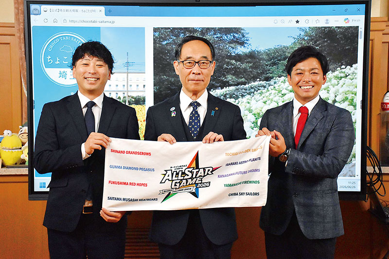 大野元裕知事（中央）を表敬訪問した角晃多社長（右）と上野馨太社長＝6月26日、県庁