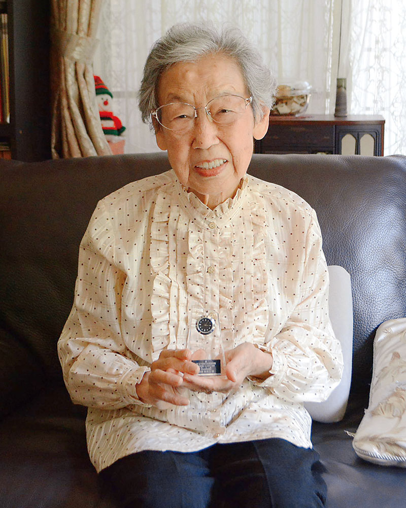 埼玉文芸賞準賞を受賞し、記念品を手にする築根喜美江さん
