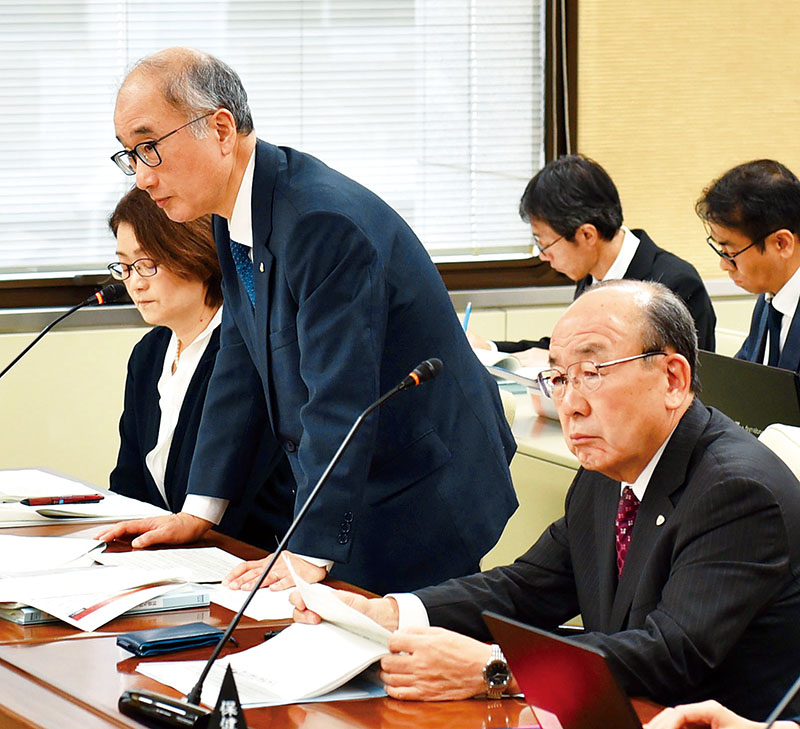 埼玉県議会福祉保健医療委員会で委員の質問に答える県立小児医療センターの岡明病院長（左から2人目）