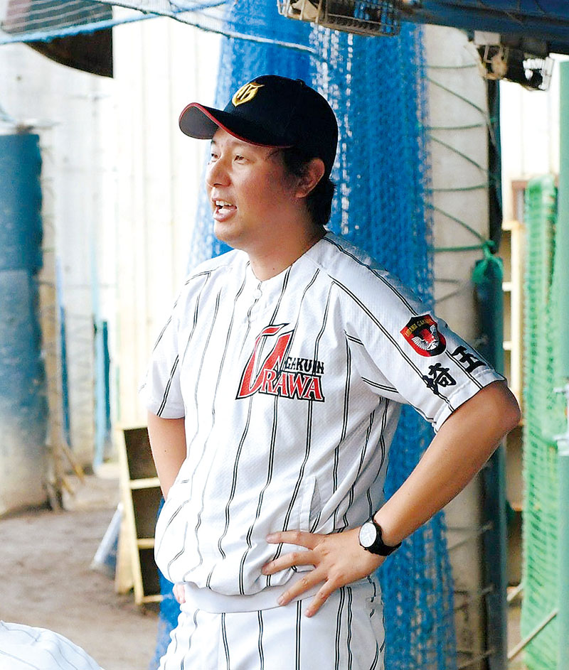 試合後のミーティングで話す浦和学院の森大監督