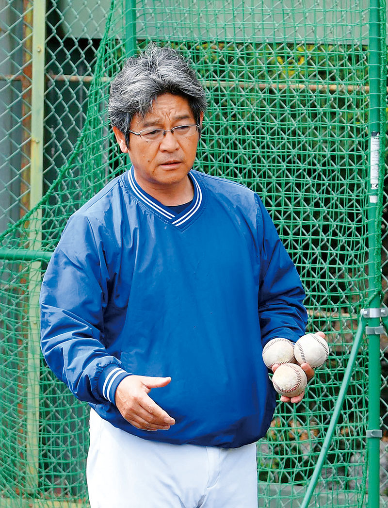 自ら選手にトスを上げる花咲徳栄の岩井隆監督