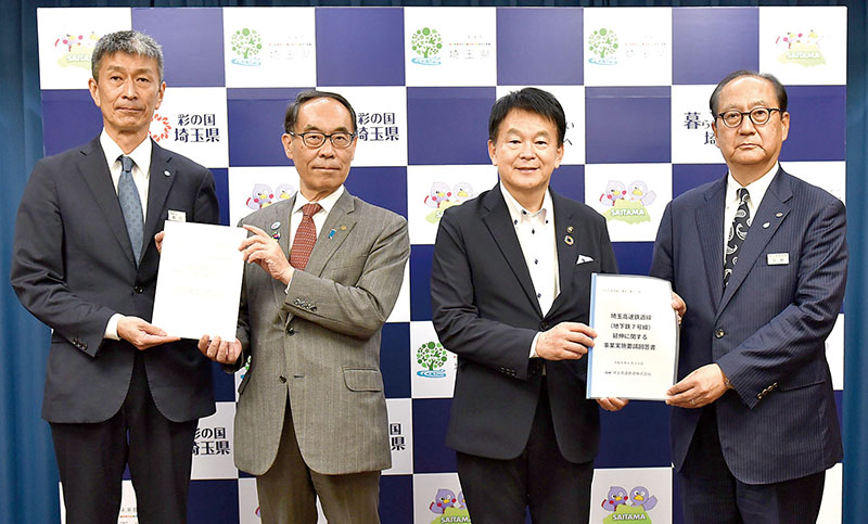 回答書を手交した（左から）鉄道建設・運輸施設整備支援機構の堀口知巳理事長代理、大野元裕知事、清水勇人さいたま市長、SRの平野邦彦社長＝30日午後、県庁
