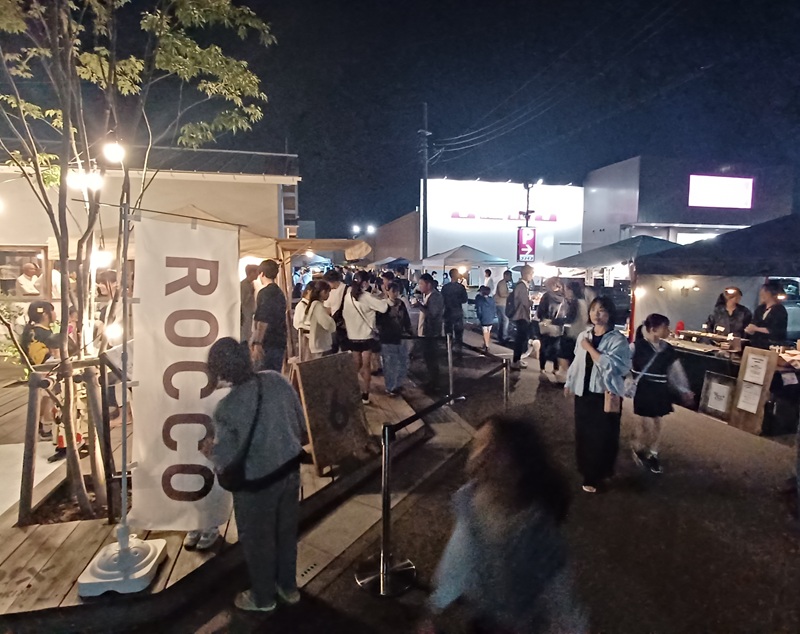 夜が更けてもイベントでにぎわうロッコ