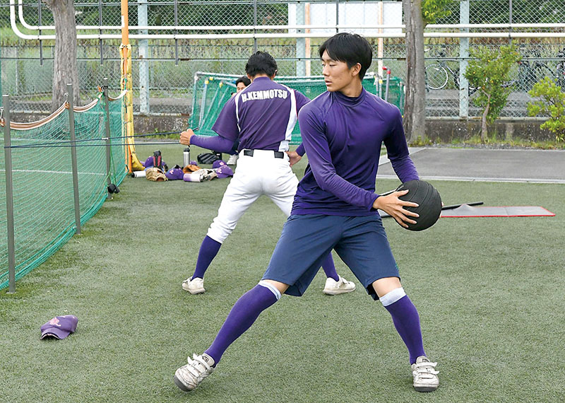野手陣の打撃練習の時間で筋力トレーニングに励む浦和麗明の投手陣