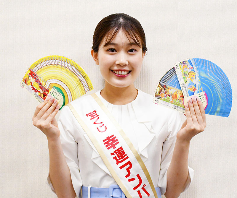 「プレミアムで大きな夢を」と呼びかけた宝くじ幸運アンバサダーの岳川梨理香さん＝1日午後、さいたま市北区の埼玉新聞社