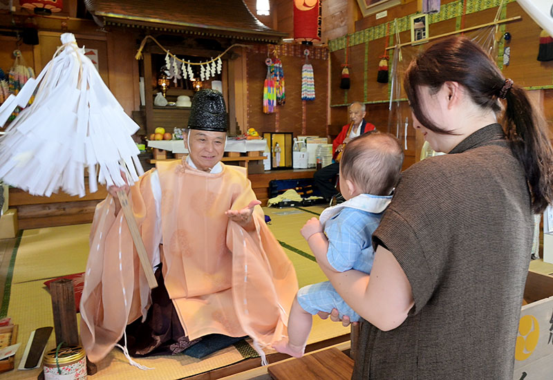 お祓いをする馬場裕彦宮司