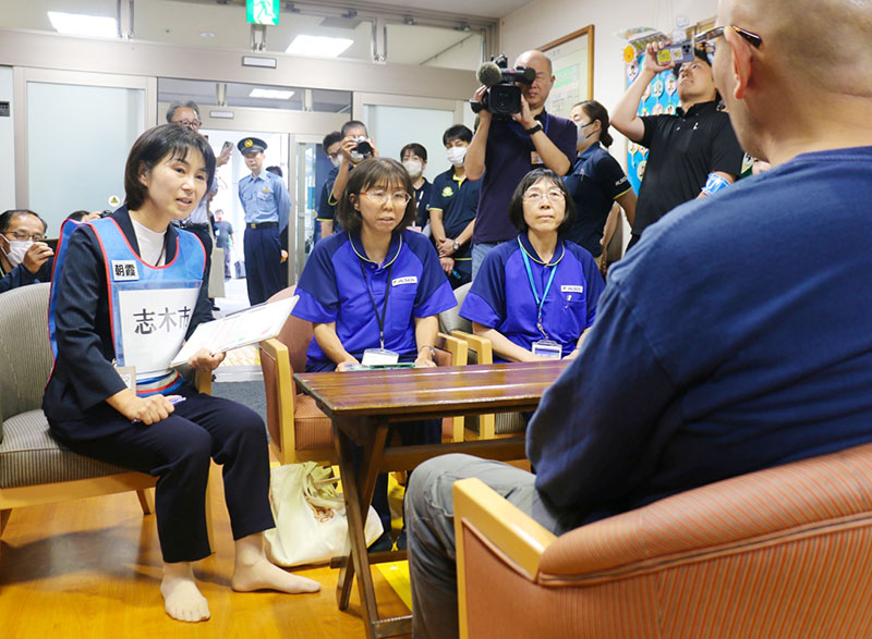 非常事態に備えて朝霞署などが実施した訓練＝6月24日、志木市柏町の介護付き有料老人ホーム「すこや家・志木柏町」