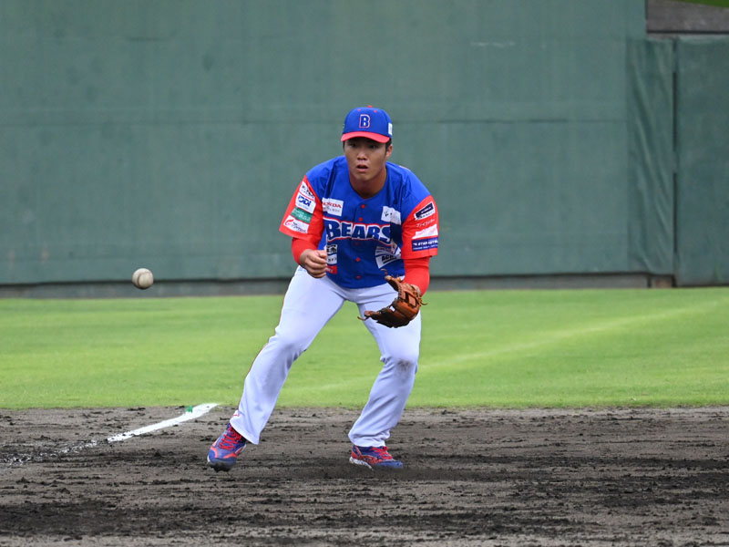 ノックを受ける坪井選手
