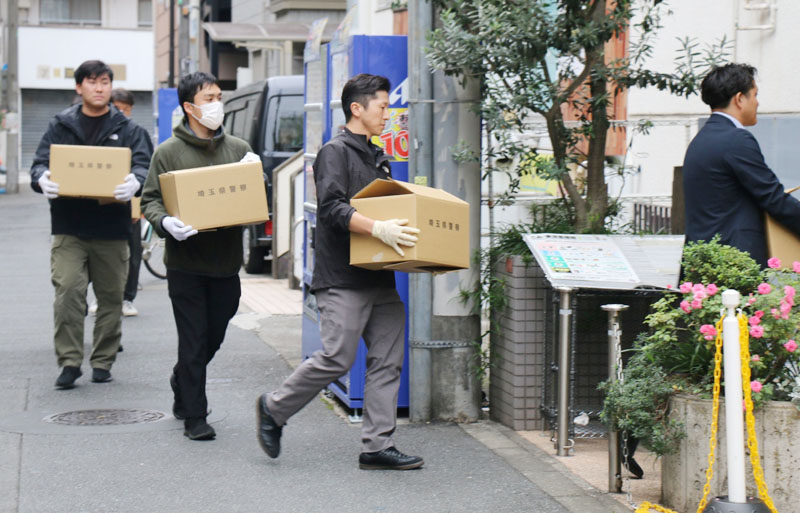 事務所を捜索する捜査員ら＝2025年10月21日、東京都杉並区高円寺北2丁目